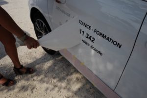 Technique de pose de lettrage adhésif par mapubauto.com