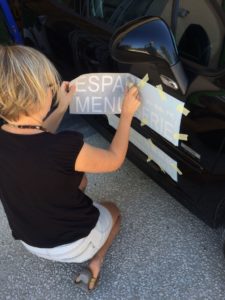 Technique de pose de lettres adhésives par mapubauto.com