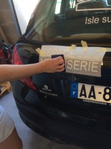 Technique de pose de lettres adhésives par mapubauto.com